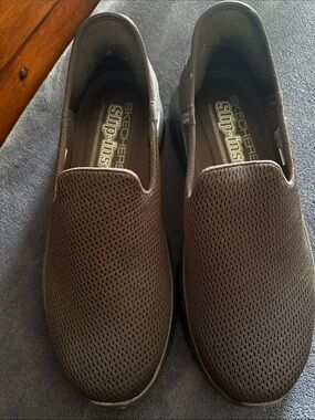 Skechers woman’s Black Slip-On Mesh Loafers Sz 10